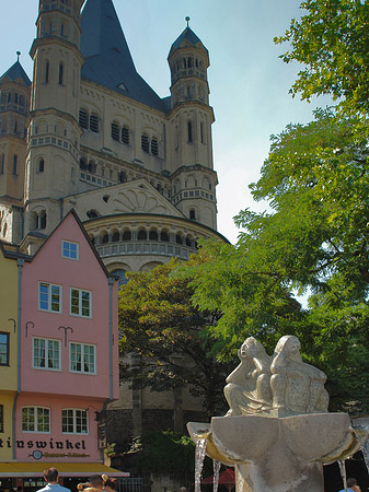 Brunnen der Fischweiber auf Fischmarkt