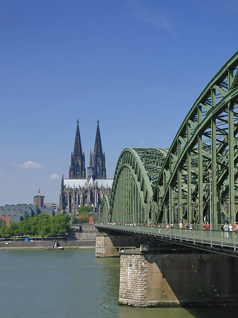 Hohenzollernbrücke am Kölner Dom Foto 