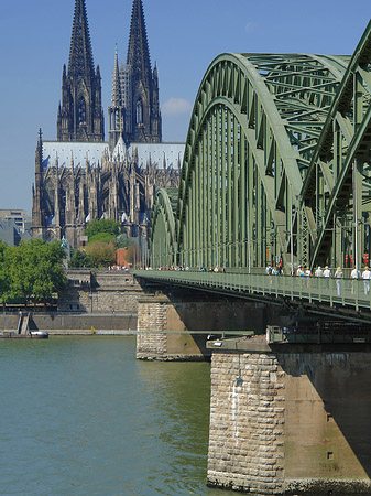 Hohenzollernbrücke am Kölner Dom Fotos