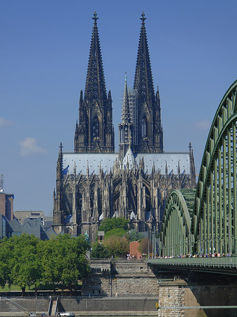 Hohenzollernbrücke beim Kölner Dom Foto 