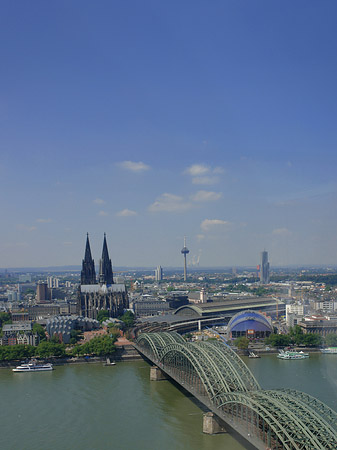 Hohenzollernbrücke und Kölner Dom aus der Ferne Fotos