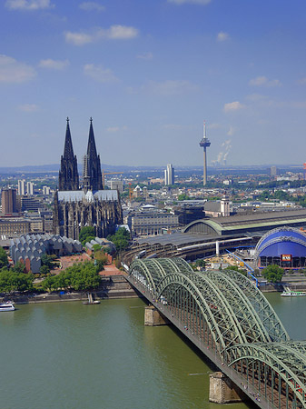 Hohenzollernbrücke und Kölner Dom aus der Ferne Foto 