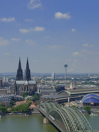 Fotos Hohenzollernbrücke und Kölner Dom aus der Ferne | Köln