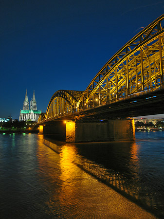 Foto Kölner Dom hinter der Hohenzollernbrücke