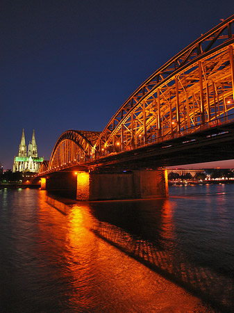 Fotos Kölner Dom hinter der Hohenzollernbrücke