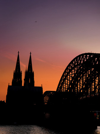 Kölner Dom hinter der Hohenzollernbrücke Fotos