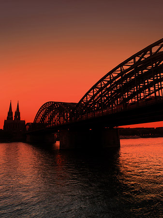 Kölner Dom hinter der Hohenzollernbrücke Foto 