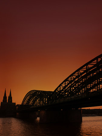 Kölner Dom hinter der Hohenzollernbrücke Fotos