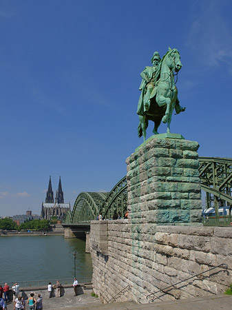 Reiterstatue vor dem Kölner Dom Foto 