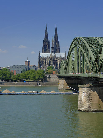 Foto Schiff unter der Hohenzollernbrücke - Köln