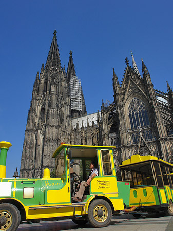 Bimmelbahn fährt zum Kölner Dom Fotos