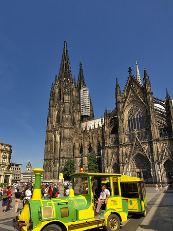 Fotos Bimmelbahn fährt zum Kölner Dom