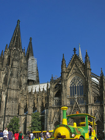 Bimmelbahn fährt zum Kölner Dom Fotos