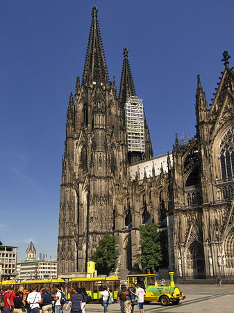 Bimmelbahn fährt zum Kölner Dom