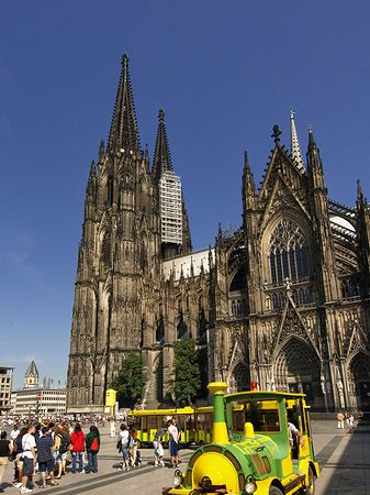 Bimmelbahn fährt zum Kölner Dom Fotos