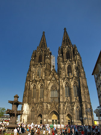 Touristen tummeln sich vor Kölner Dom