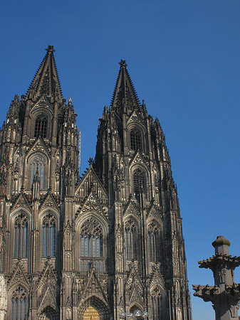 Touristen tummeln sich vor Kölner Dom