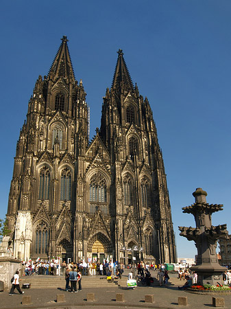 Fotos Touristen tummeln sich vor Kölner Dom | Köln