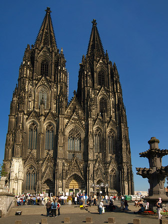 Touristen tummeln sich vor Kölner Dom Foto 