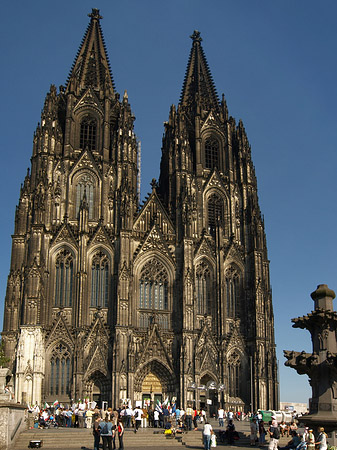 Fotos Touristen tummeln sich vor Kölner Dom | Köln