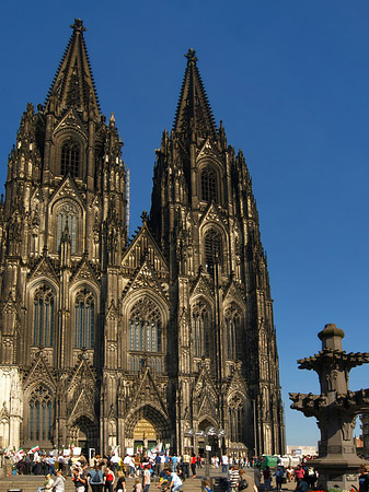 Touristen tummeln sich vor Kölner Dom