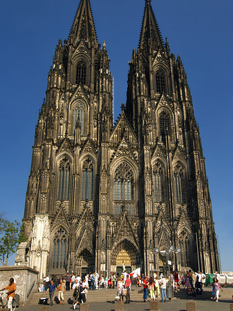 Touristen tummeln sich vor Kölner Dom