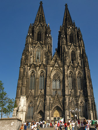 Foto Touristen tummeln sich vor Kölner Dom