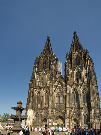 Foto Touristen tummeln sich vor Kölner Dom - Köln