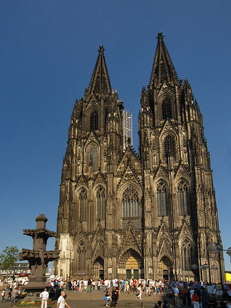 Foto Touristen tummeln sich vor Kölner Dom - Köln