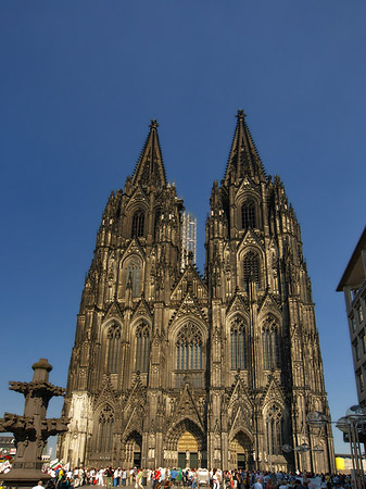 Foto Touristen tummeln sich vor Kölner Dom