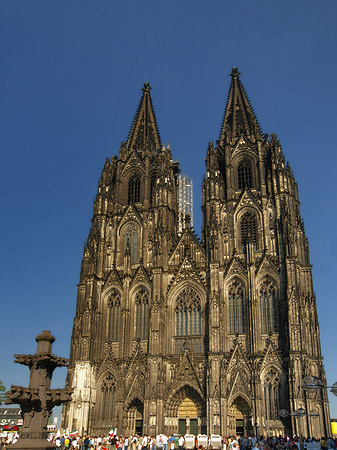 Fotos Touristen tummeln sich vor Kölner Dom