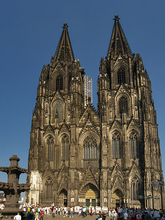 Touristen tummeln sich vor Kölner Dom