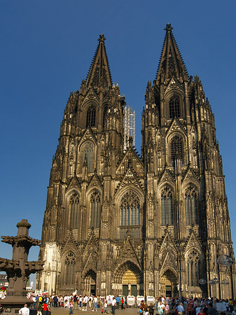 Touristen tummeln sich vor Kölner Dom Fotos