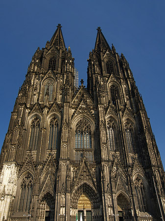 Foto Touristen tummeln sich vor Kölner Dom