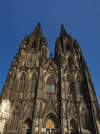 Touristen tummeln sich vor Kölner Dom