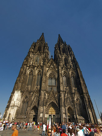 Fotos Touristen tummeln sich vor Kölner Dom | Köln