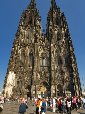 Touristen tummeln sich vor Kölner Dom Foto 