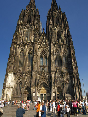 Fotos Touristen tummeln sich vor Kölner Dom | Köln