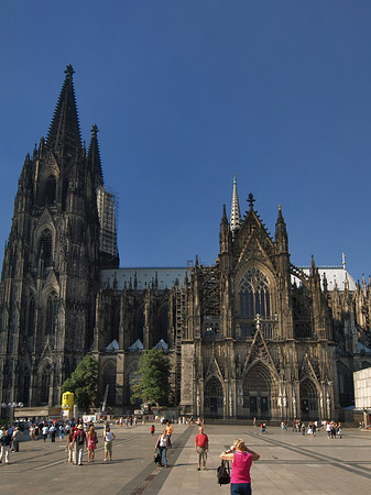 Foto Touristen tummeln sich vor Kölner Dom