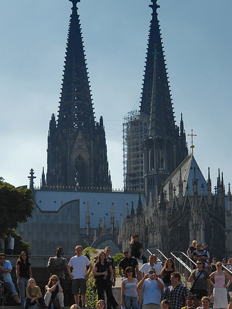 Touristen auf dem Weg zum Kölner Dom