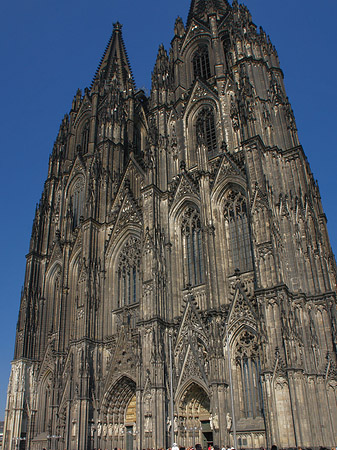 Touristen tummeln sich vor Kölner Dom