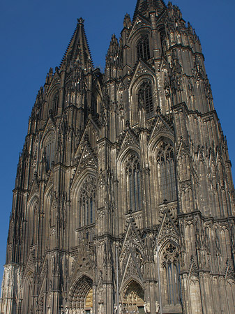 Touristen tummeln sich vor Kölner Dom Fotos