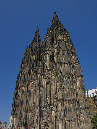 Touristen tummeln sich vor Kölner Dom