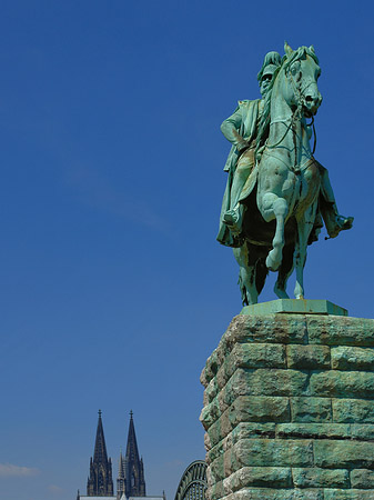 Kölner Dom mit Reiterstatue Fotos