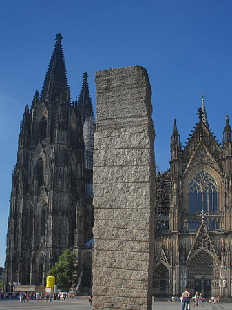 Fotos Säule steht vor Kölner Dom | Köln