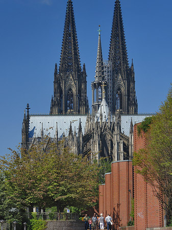 Touristen auf dem Weg zum Kölner Dom Foto 