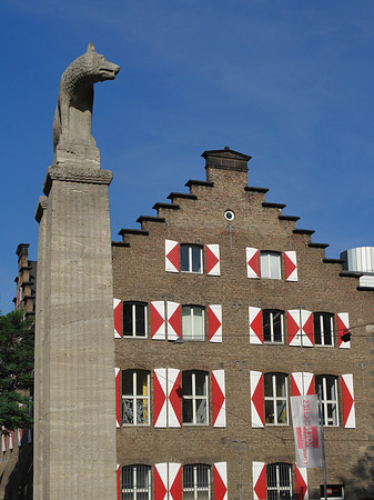 Foto Wolfsstatue und Stadtmuseum