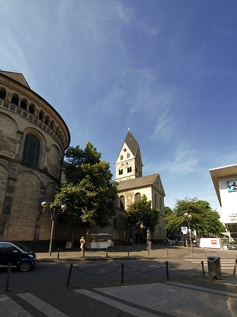 Seitentürme und Westturm der St Aposteln Fotos