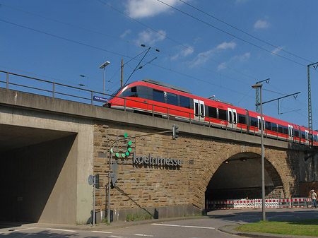 KölnMesse-Schild an Hochbrücke