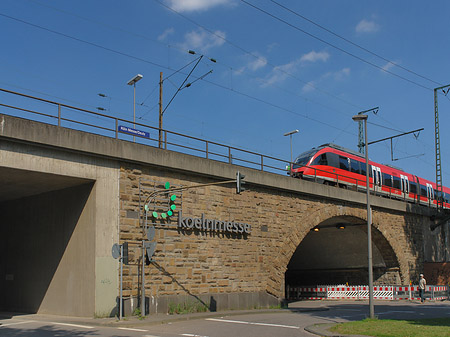 Fotos KölnMesse-Schild an Hochbrücke | Köln